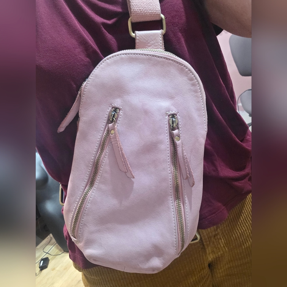 Bolsa Nova Logan Blush Pink Genuine Leather Sling Backpack